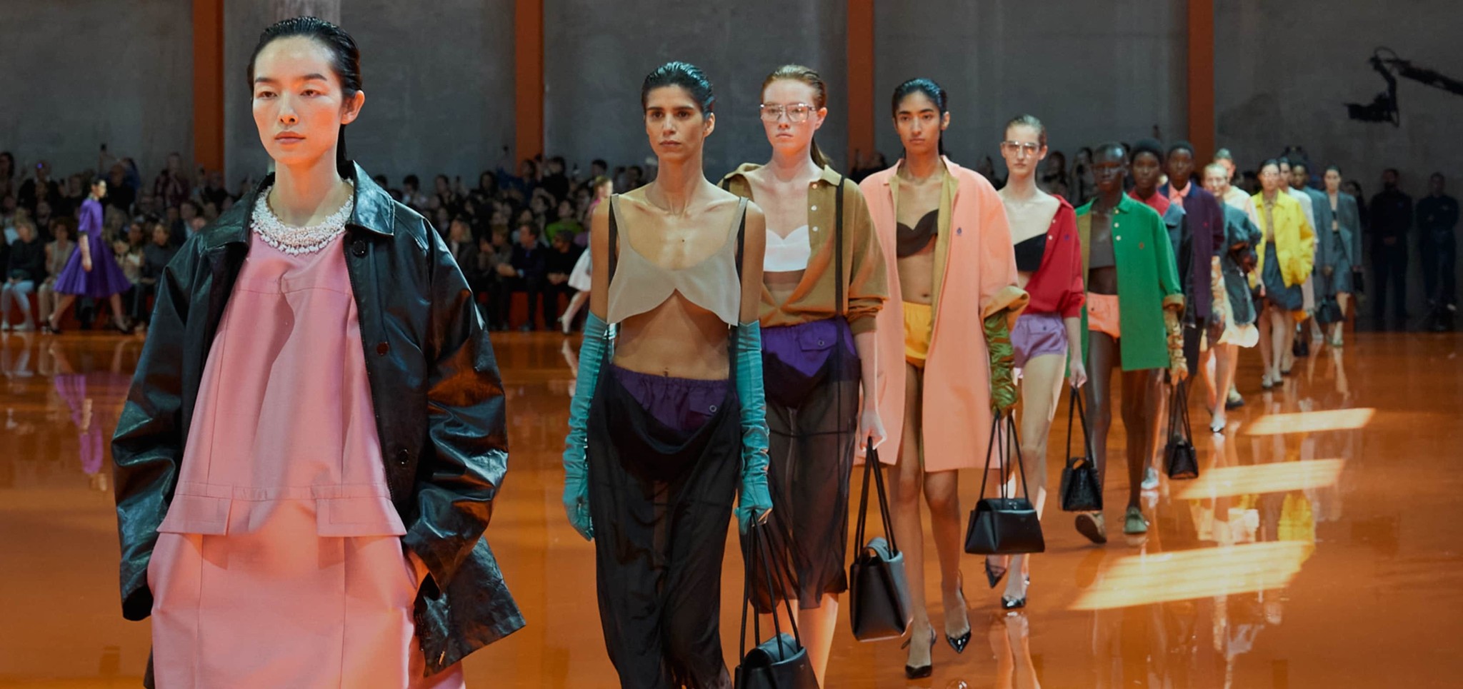 Prada Xuân Hè 2026: Vẻ đẹp hỗn loạn và tuyên ngôn cho thời đại mới