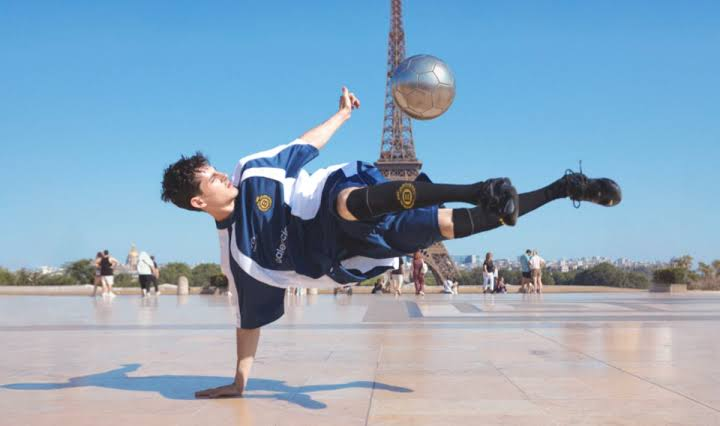 Balenciaga Đưa Tinh Thần Bóng Đá Vào Soccer Series 26