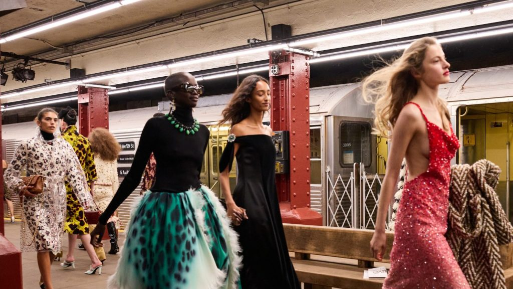 Chanel Métiers d’art 2026/27: Bản Giao Hưởng Giữa Lòng Thành Phố Vĩnh Cửu