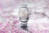 Grand Seiko SBGA529: Nét Hồng Đào Của Mùa Xuân Nhật Bản