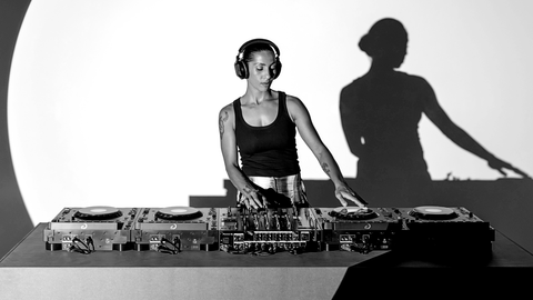 Cảm thấy “quá online”? DJ và sàn nhảy – liều thuốc giải độc số giữa thời đại kỹ thuật số