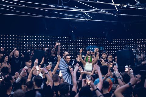 Làm thế nào Miss Monique biến những buổi livestream YouTube thành những sân vận động chật kín khán giả?