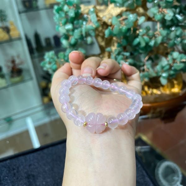 Vòng Thạch Anh Hồng Mix Cỏ 4 Lá Và Charm Bạc Mạ Vàng