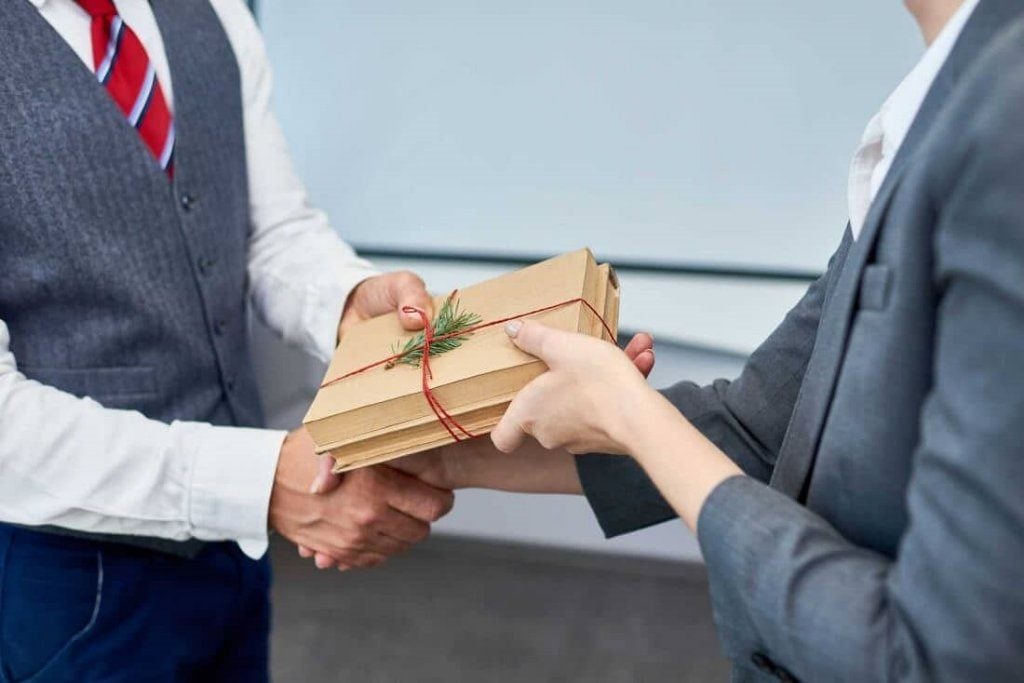 TOP 17 quà tặng đối tác sang trọng, tinh tế và ý nghĩa