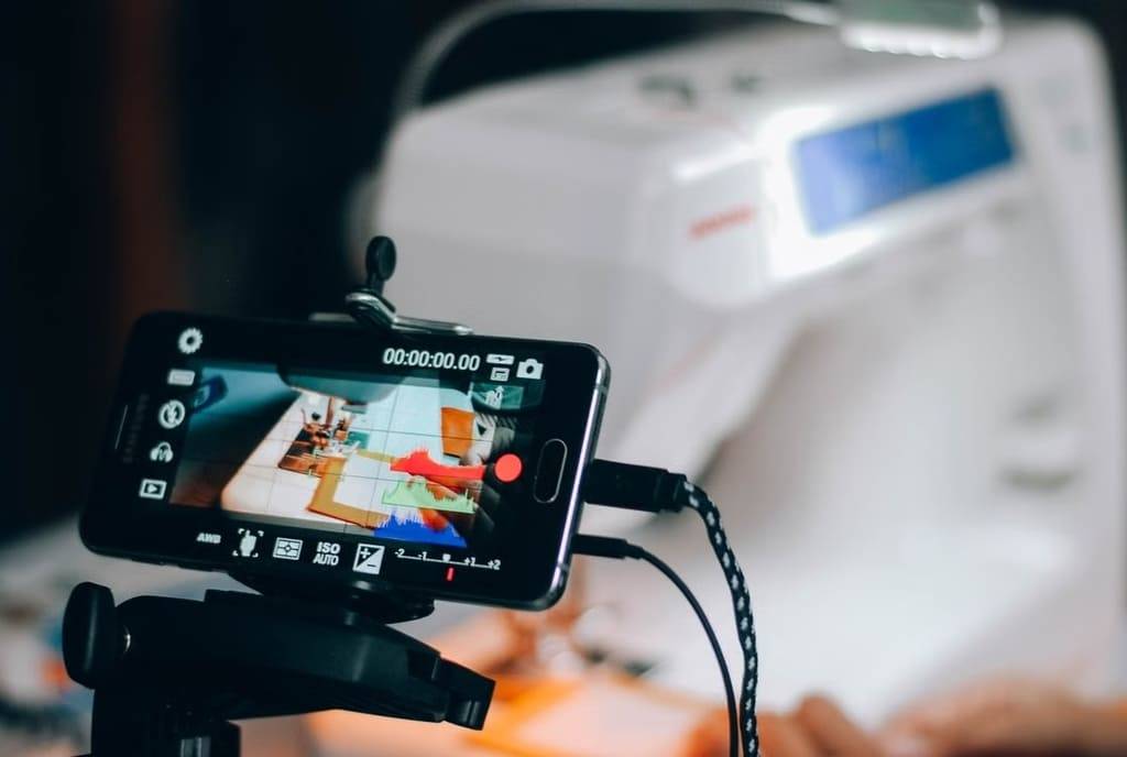 Chuẩn bị dụng cụ và kịch bản trước khi tạo video YouTube