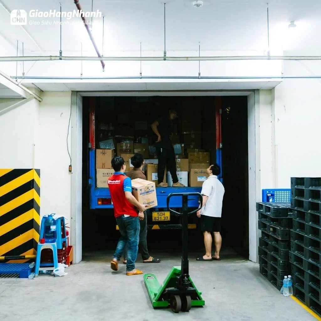 Nhân viên hỗ trợ bốc dỡ hàng khi vận chuyển đồ Hà Nội, TP. HCM