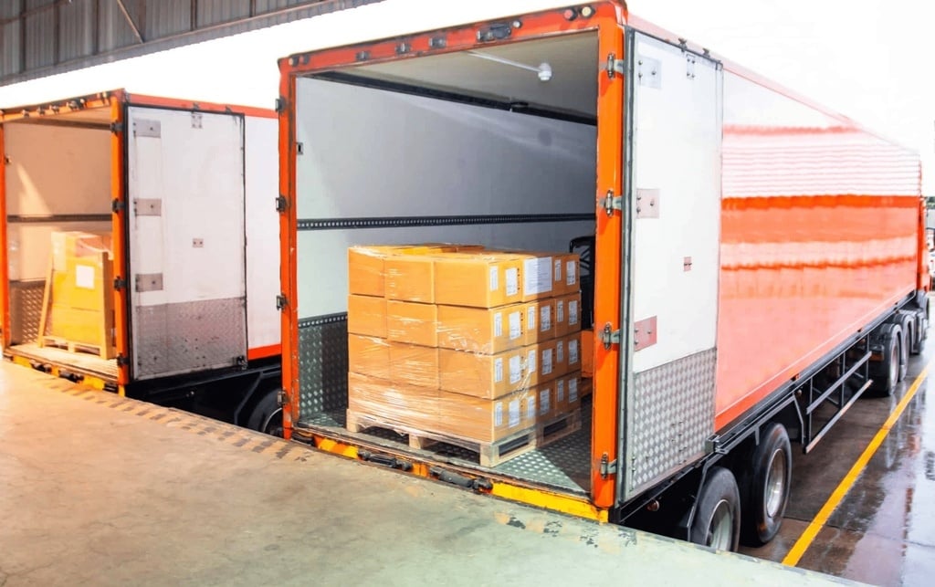 Vận chuyển hàng hóa ra bãi tập kết rồi đưa lên container