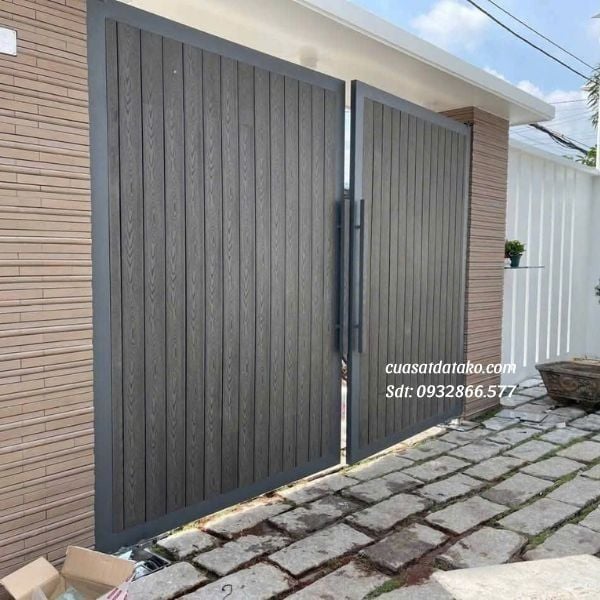 cửa cổng gỗ nhựa 2 cánh