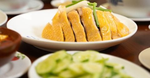 白切雞 Bạch Thiết Kê là gì và khác luộc gà thông thường ở đâu
