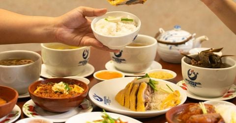 Vì sao cơm của Cơm Gà Đông Nguyên nấu bằng nước luộc gà