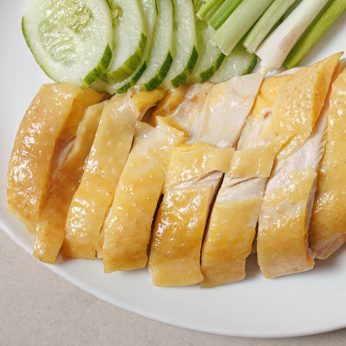 Cận cảnh miếng gà luộc Đông Nguyên, lớp da vàng tự nhiên liền với thịt