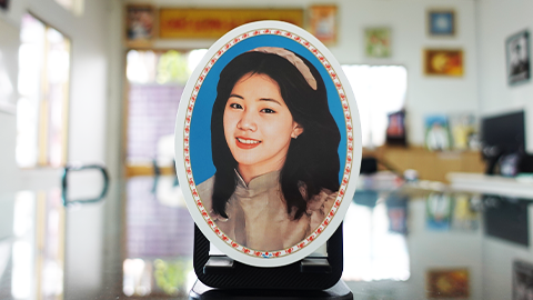 Giá trị năng lượng từ viền om trên bức hình men sứ