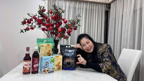 NSND Hồng Vân và NSƯT Ốc Thanh Vân thưởng thức cà phê nông sản Meet More tại Melbourne, Úc