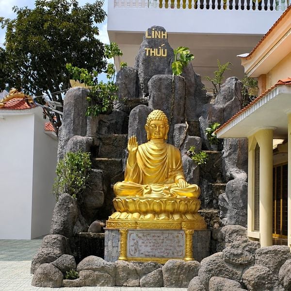 Dát Vàng Tượng Phật – Giải Pháp Tôn Nghiêm Không Gian Thờ Tự Với Chi Phí Hợp Lý