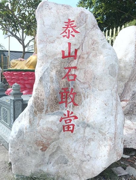 đá khắc chữ Thái Sơn Thạch Cảm Đang
