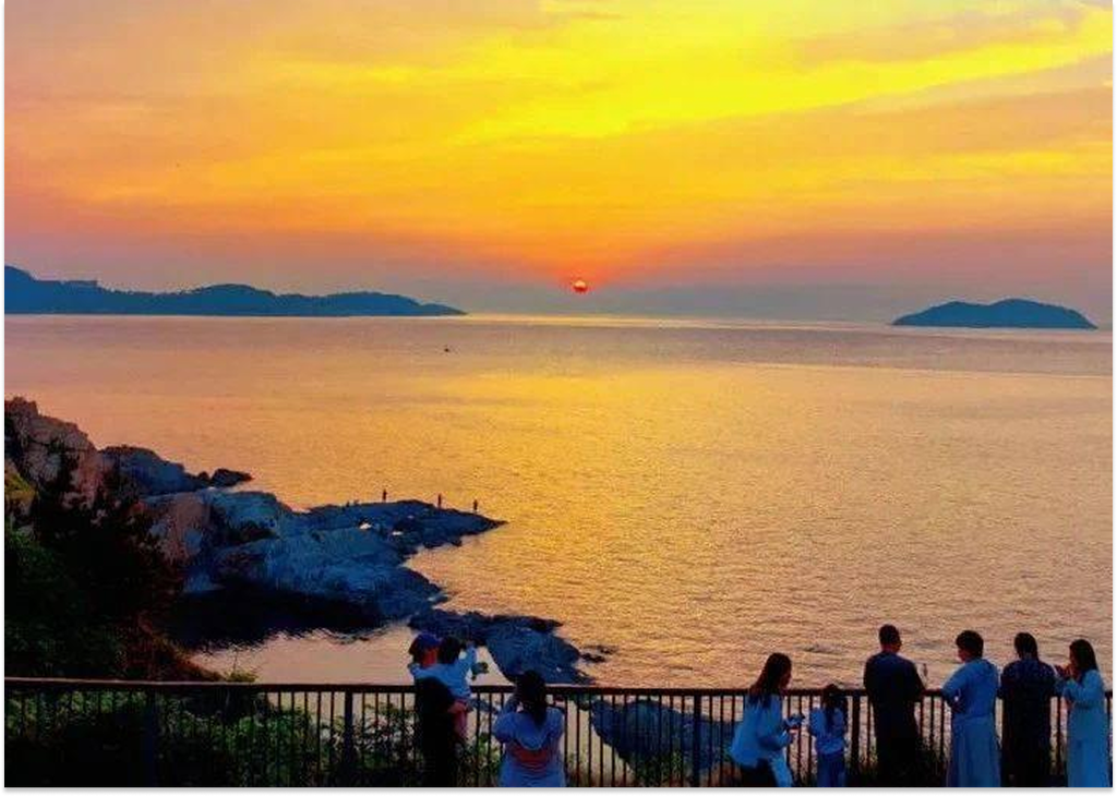 Du khách dạo bộ tại Weihai Park ngắm hoàng hôn ven biển
