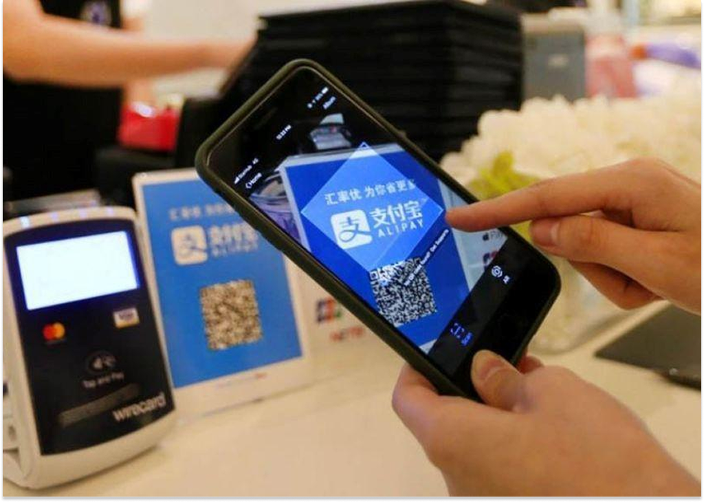 Khách du lịch sử dụng Alipay thanh toán tại quán ăn ở Uy Hải
