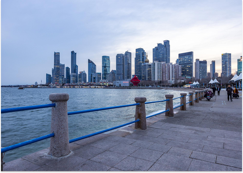 Du khách citywalk tại Thanh Đảo vào cuối chiều