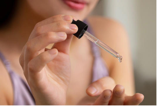 Chuyên gia da liễu chỉ lỗi dùng serum khiến da xuống cấp