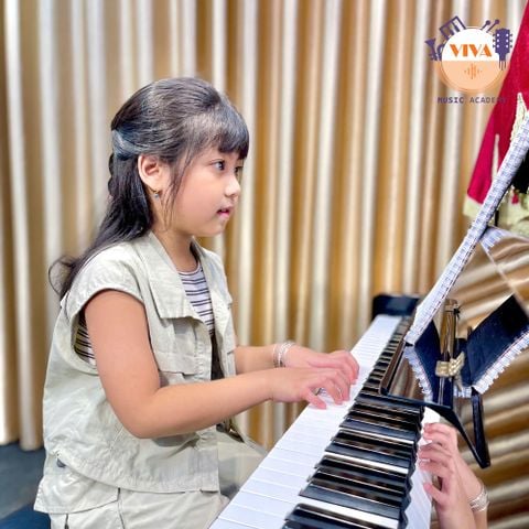 KHÓA HỌC ÂM NHẠC CHO TRẺ 5–12 TUỔI TẠI TÂN PHÚ – GIÚP BÉ TỰ TIN & PHÁT TRIỂN TƯ DUY TOÀN DIỆN