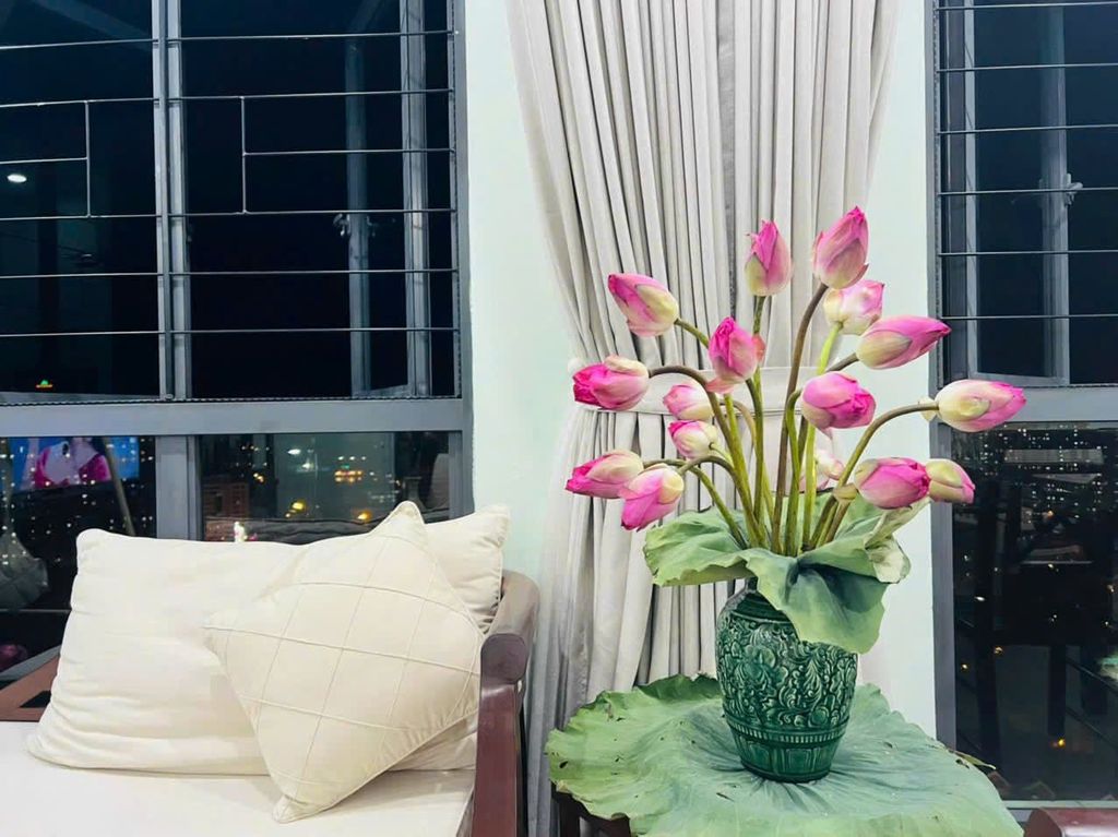 HOA SEN TRONG KHÔNG GIAN NỘI THẤT VIỆT