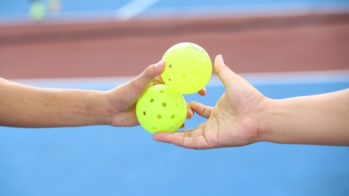 Cách chọn bóng pickleball cho người mới bắt đầu và chuyên nghiệp