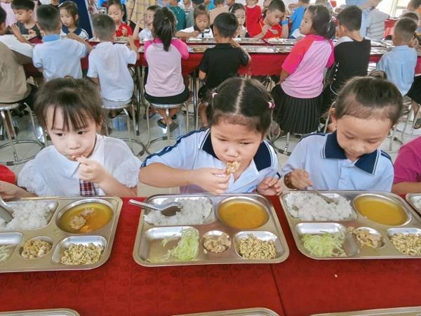 Bữa ăn bán trú học đường.