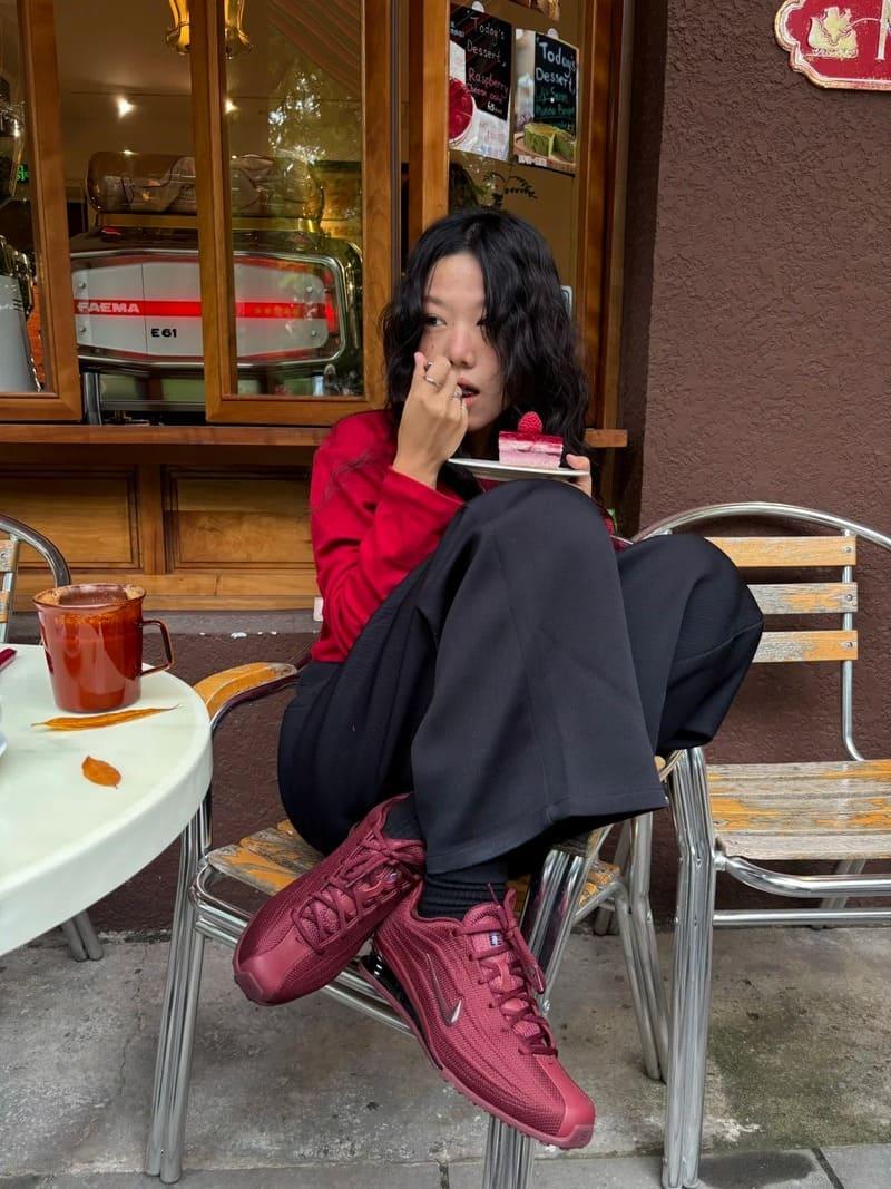 Cách phối đồ với giày thể thao đỏ cho nữ