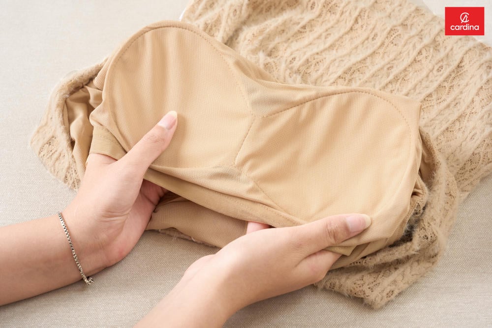 Áo ba lỗ nữ ren cổ tròn có đệm ngực tinh tế.