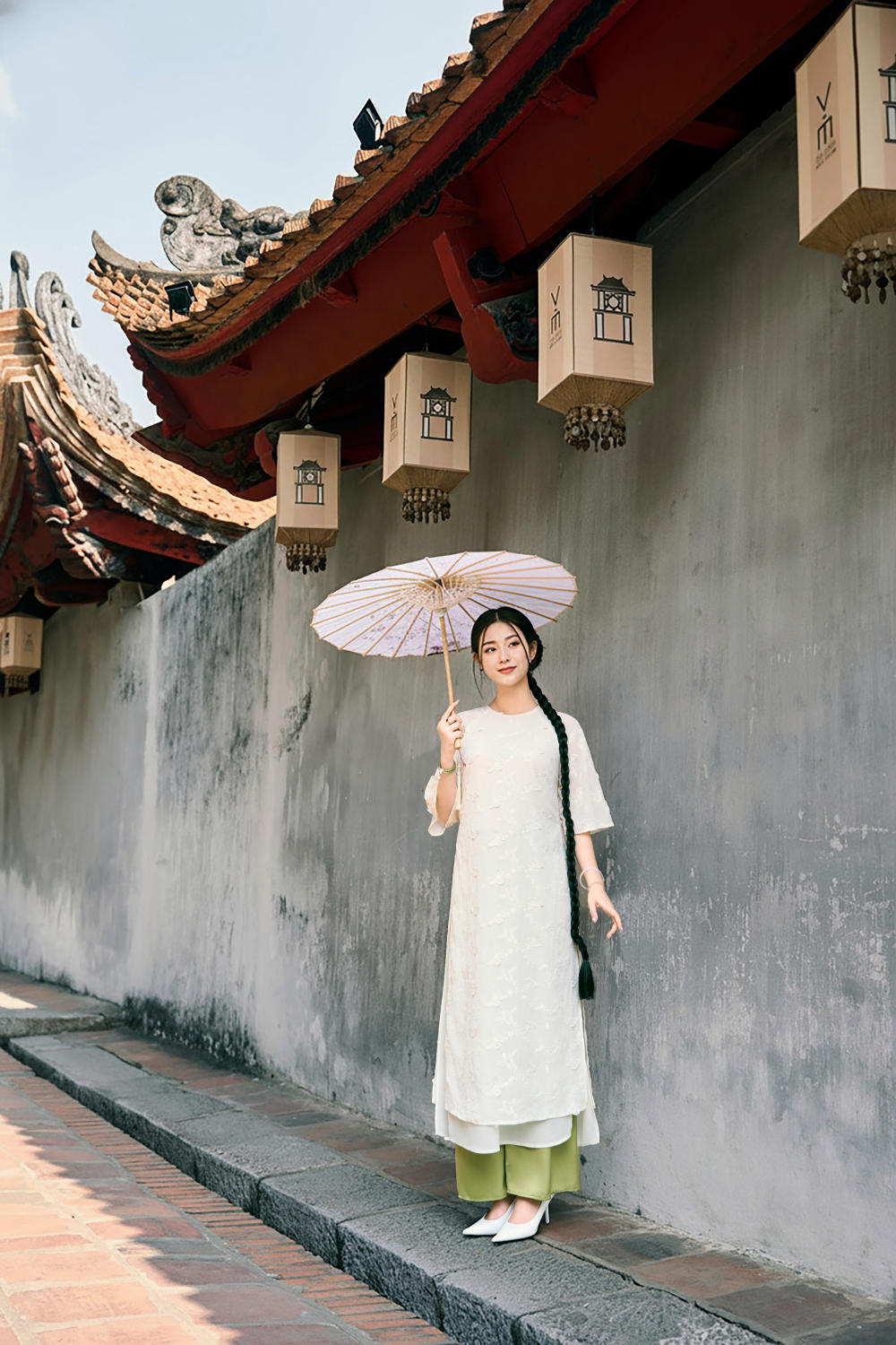 Áo dài tơ thêu họa tiết bướm phối lớp lót chiffon thanh lịch