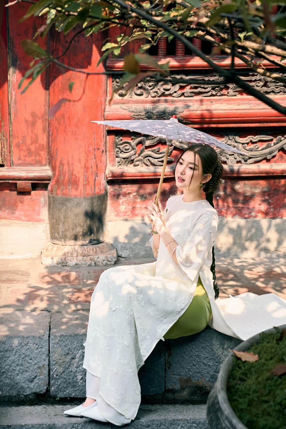 Áo dài tơ thêu họa tiết bướm phối lớp lót chiffon thanh lịch