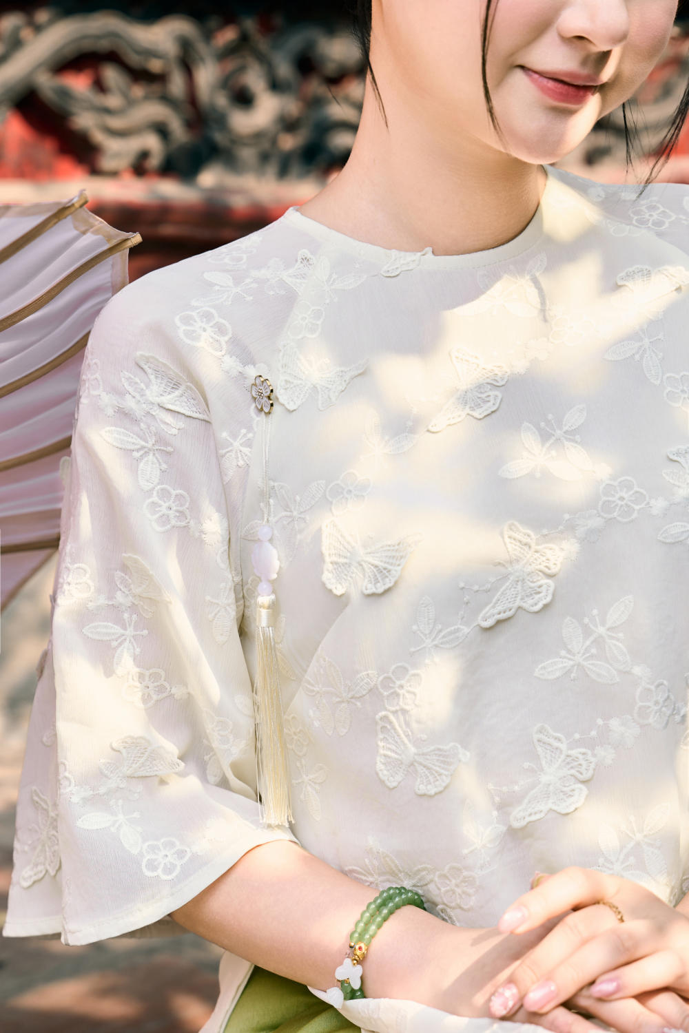 Áo dài tơ thêu họa tiết bướm phối lớp lót chiffon thanh lịch