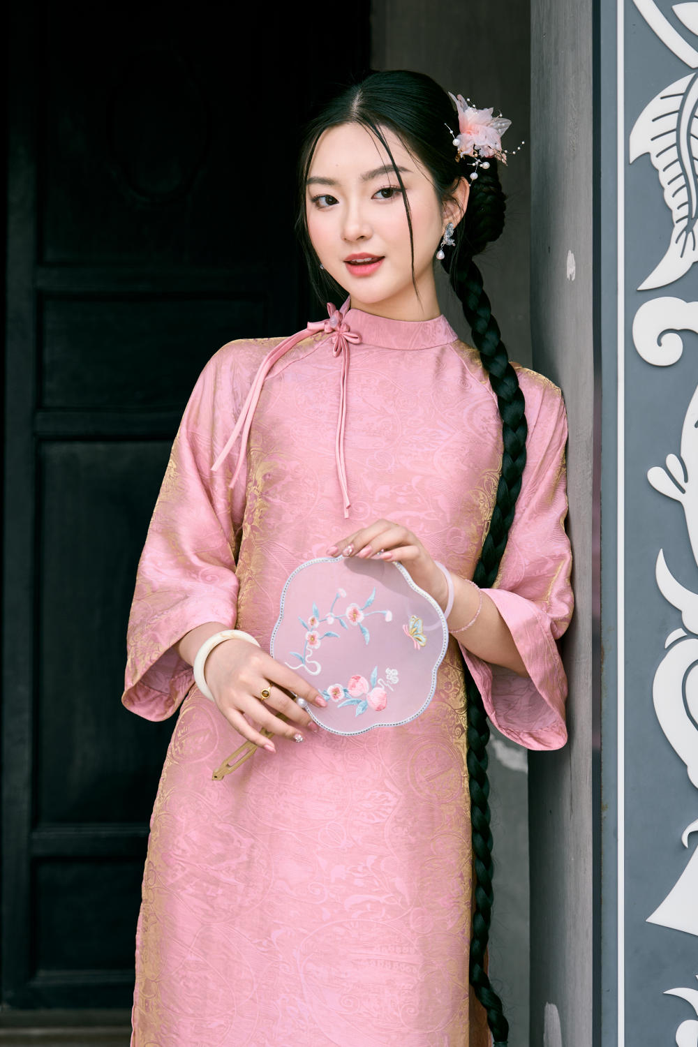 Áo dài tơ tằm ánh kim thiết kế cổ cao cúc tết truyền thống