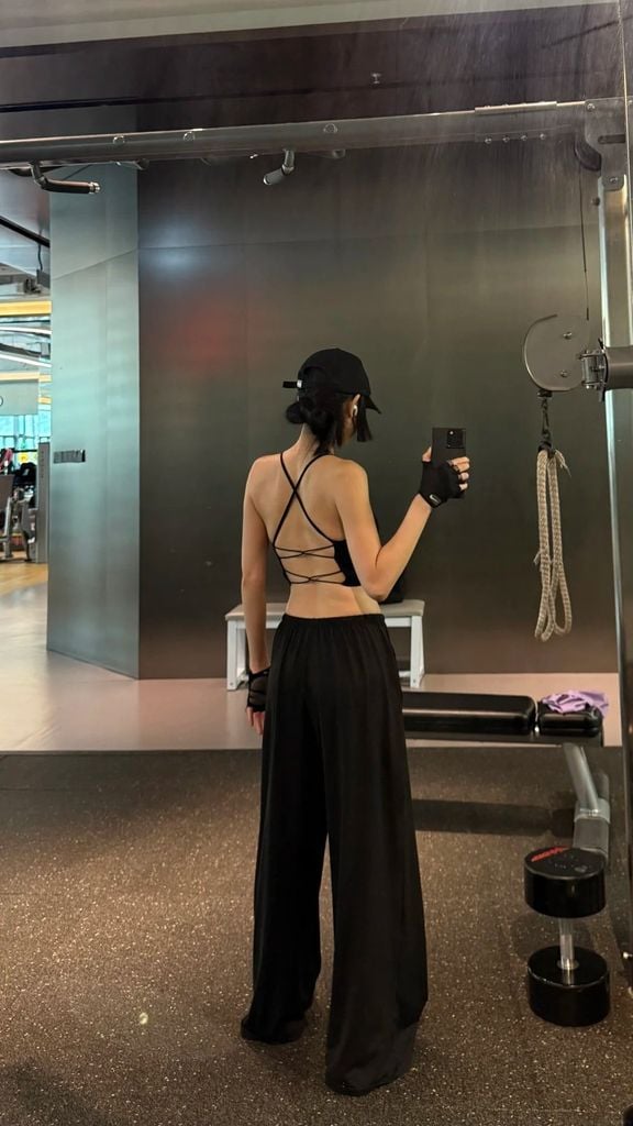 áo hở lưng mặc với gì