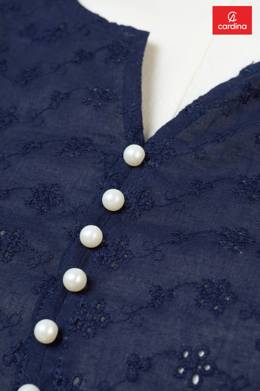 Áo blouse nữ thô thêu tay cộc cổ V phối cúc ngọc