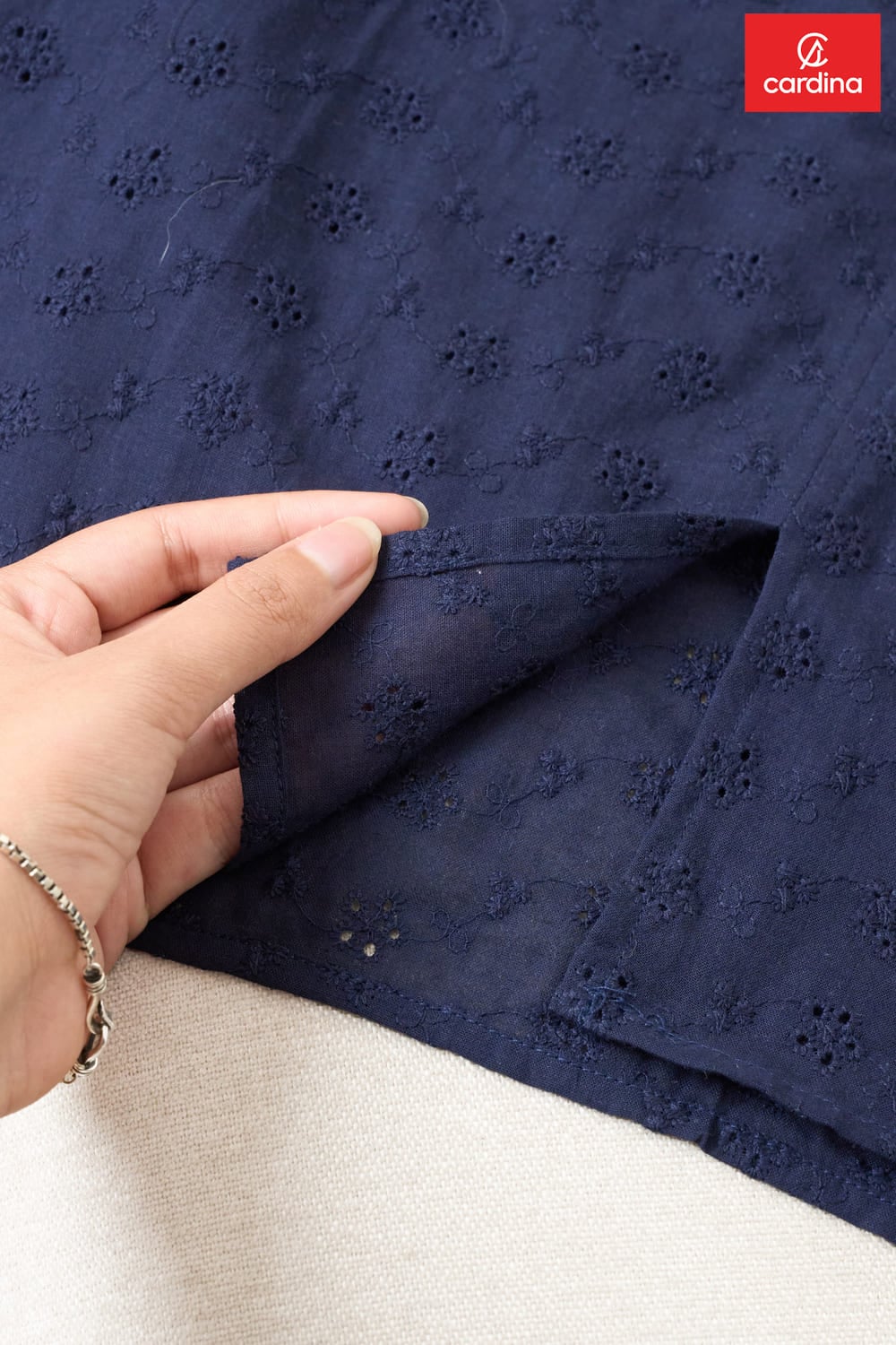 Áo blouse nữ thô thêu tay cộc cổ V phối cúc ngọc