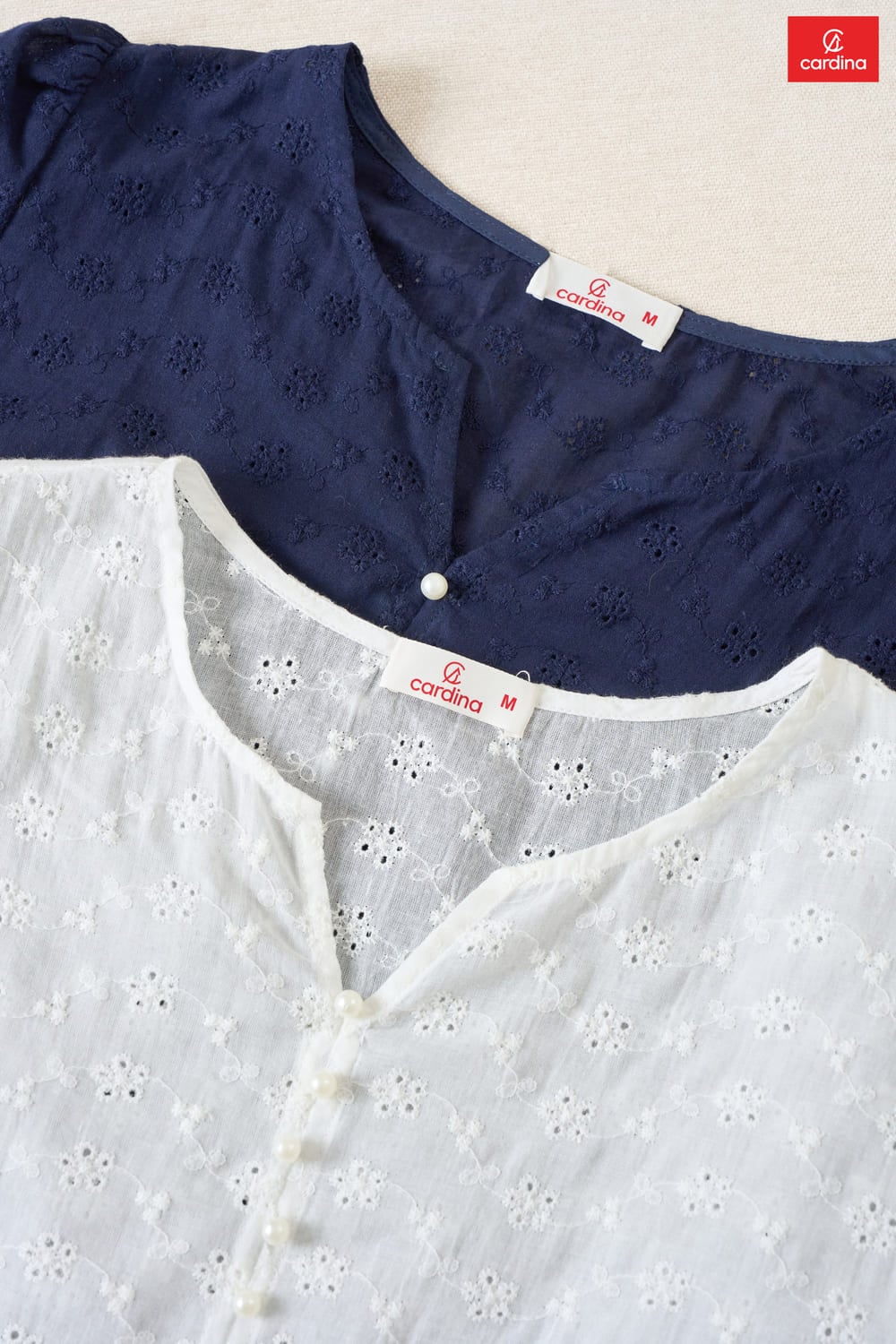 Áo blouse nữ thô thêu tay cộc cổ V phối cúc ngọc