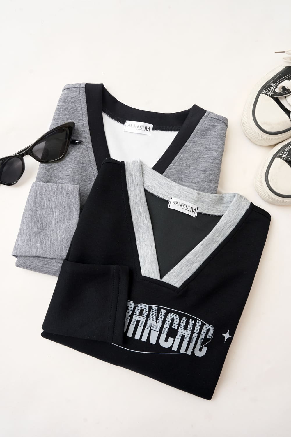 Áo thun nữ vải umi mềm dáng croptop dài tay cổ V phối màu