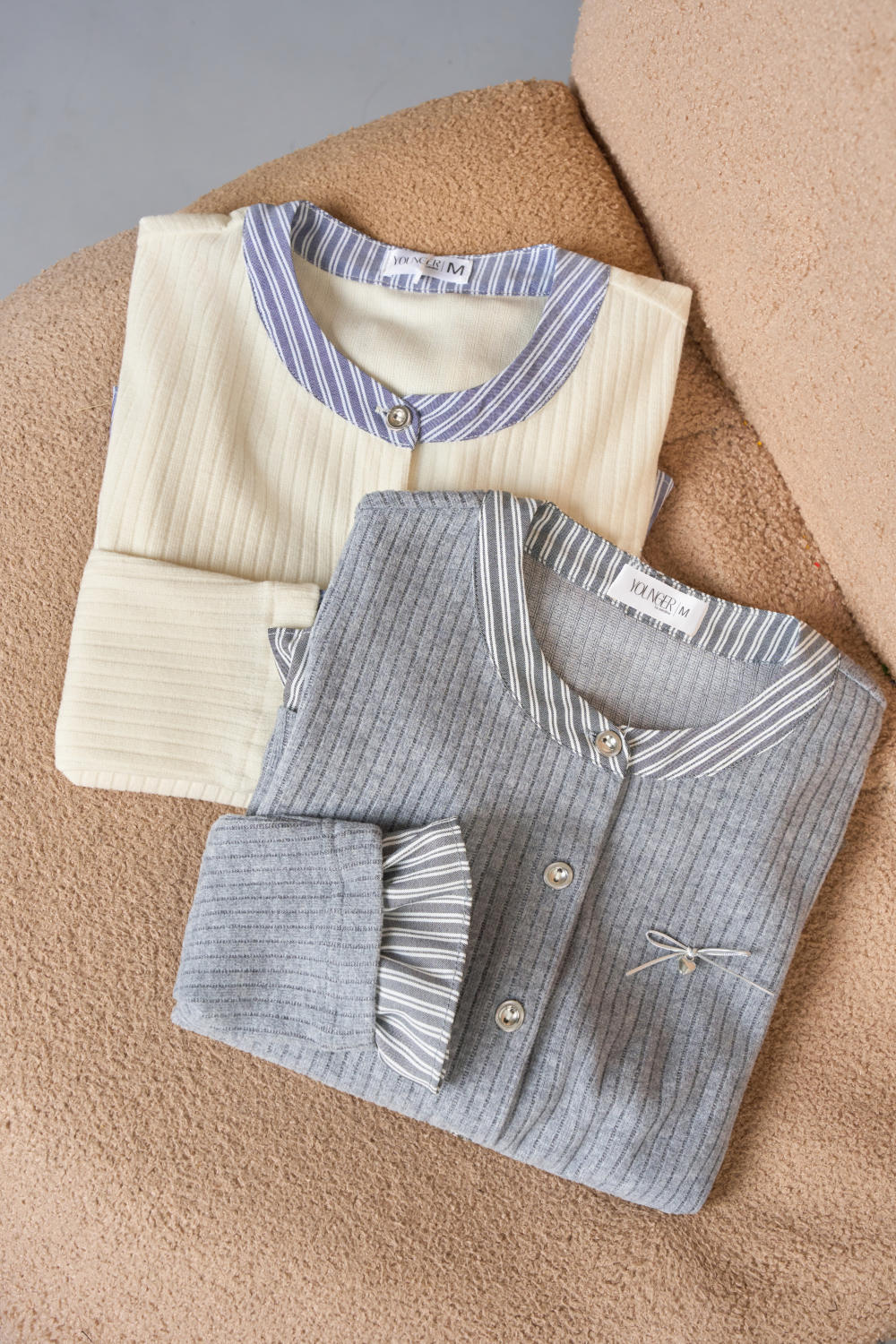 Áo nỉ nữ lông cừu sọc to cổ tròn phối gấu giả sơ mi