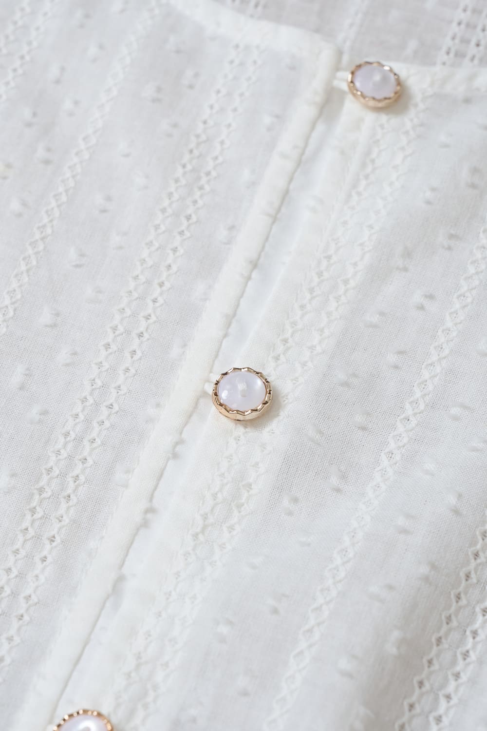 Áo thô thêu tay cộc cổ tròn phối gấu ren điệu đà