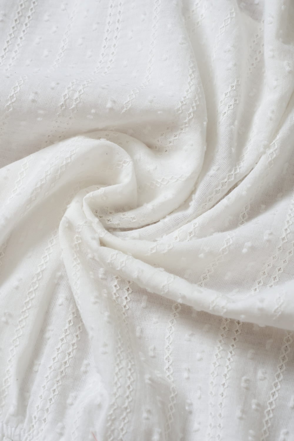 Áo thô thêu tay cộc cổ tròn phối gấu ren điệu đà