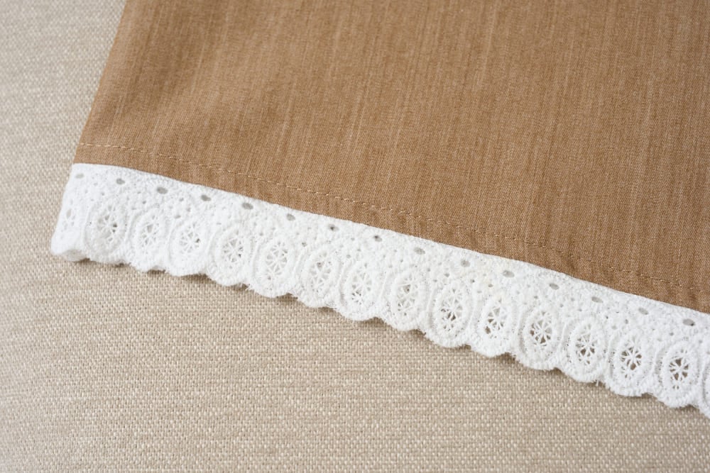 Áo Denim lụa sát nách cổ tròn phối gấu ren điệu đà