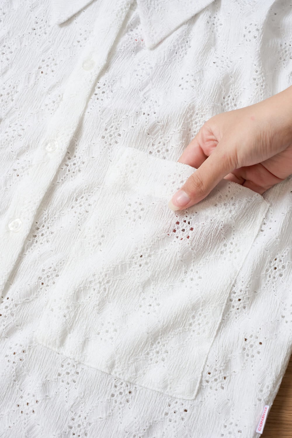 Áo sơ mi nữ thô chun thêu họa tiết tay liền xếp ly vai.