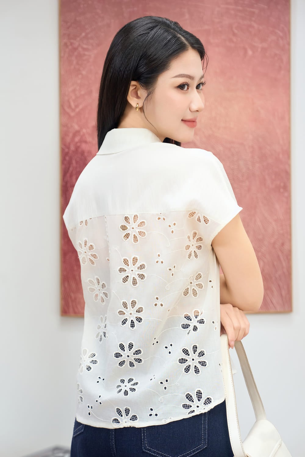 Áo sơ mi nữ vải thô gió cổ đức tay chờm phối lưng thêu hoa