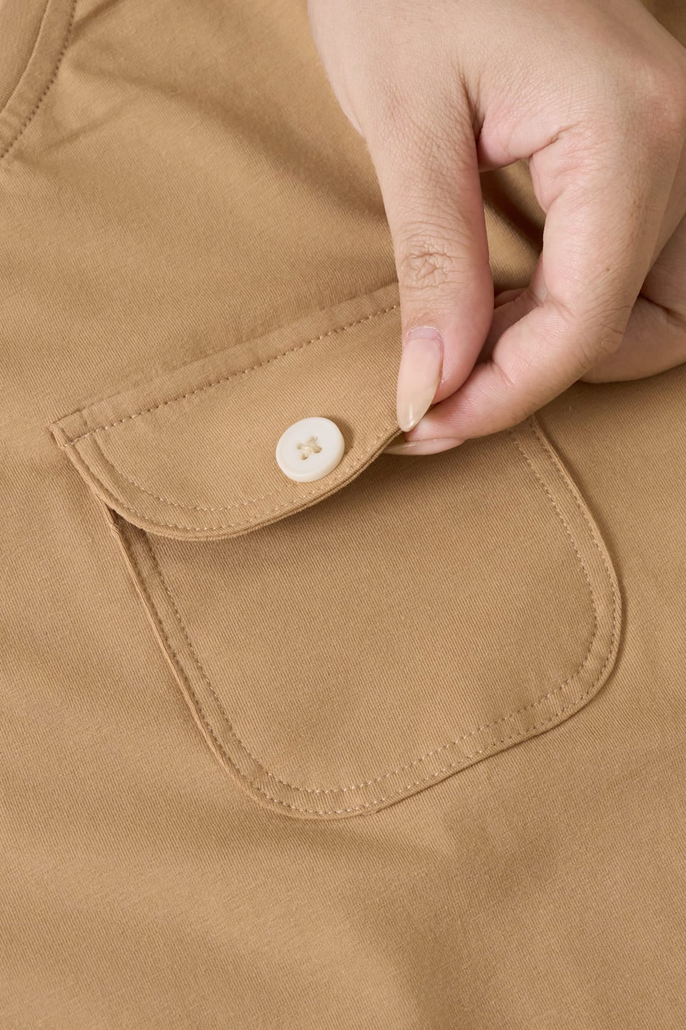 Áo thun cotton cổ tròn phối viền tay cộc túi ngực