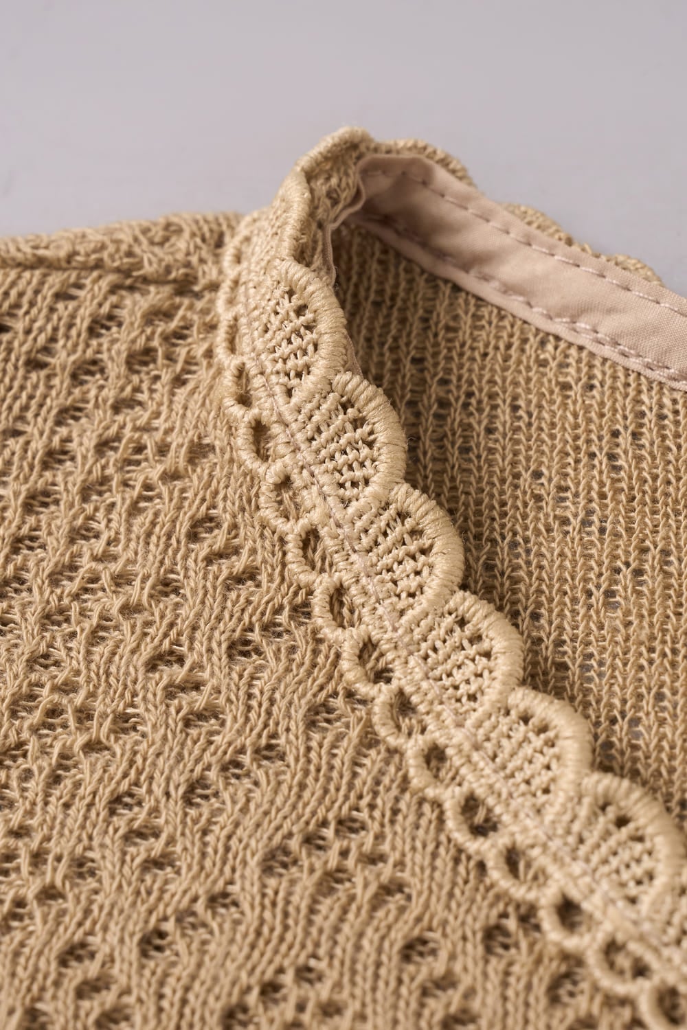 Áo kiểu dài tay cổ phối ren
