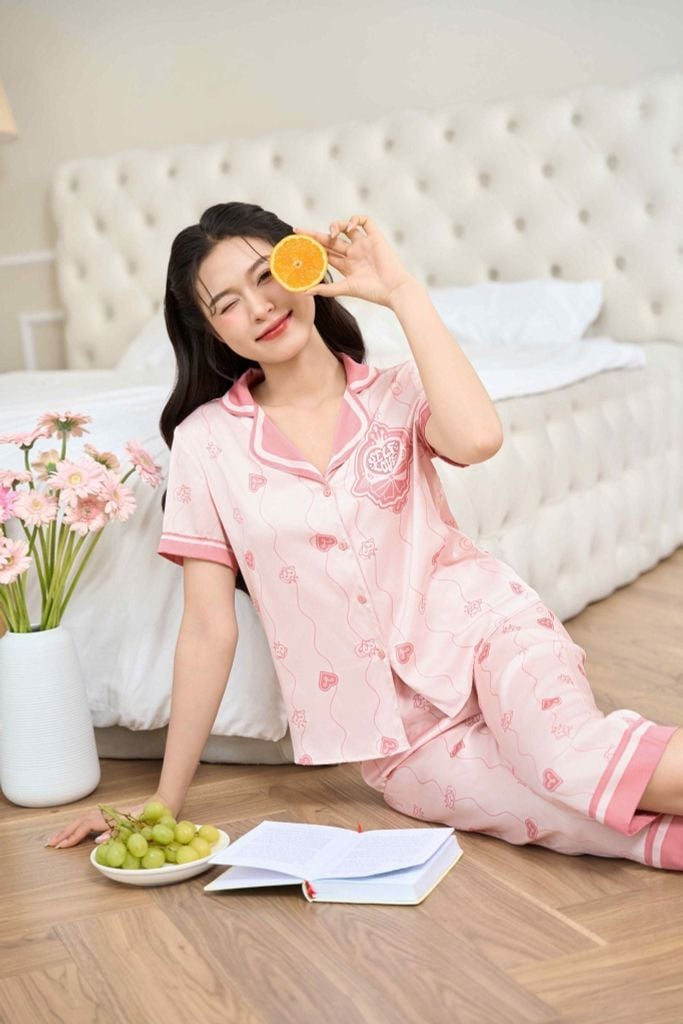 Bộ Pijama mặc nhà vải lụa satin dáng cổ 2 ve họa tiết trái tim