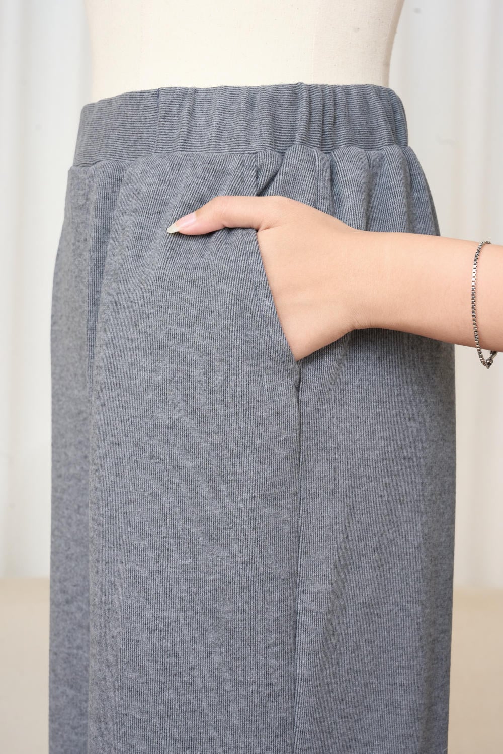 Bộ đồ nữ nỉ lông cừu áo cổ tim phối viền quần suông