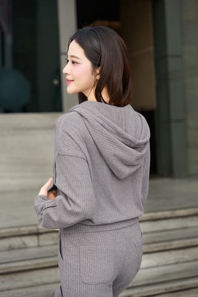 Áo khoác nỉ cừu bo gấu có mũ phối lé trẻ trung.