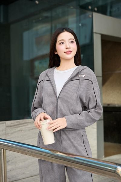 Áo khoác nỉ cừu bo gấu có mũ phối lé trẻ trung.